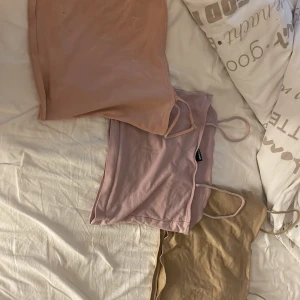 Linnen - 3 st linnen var av den ljusrosa har lite blekta fläckar på sig som knappt syns.