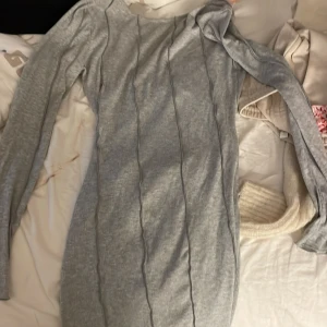 Klänning - En sömad klänning som aldrig använts med prislapp kvar på den