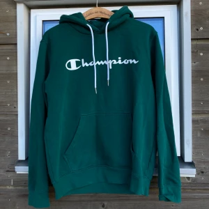 Champion luvtröja strl M - Snygg luvtröja från Champion. Inga skador. Storlek 38. Sparsamt använd.