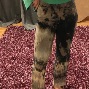 Färgade Weekday row jeans - W26 L32 (dock avklippta). Ljusblå wash från början men färgade. Skitsnygga men passar ej mer :( 150 inkl frakt 