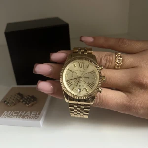 Michael Kors klocka - Säljer min Michael kors klocka då jag köpt en ny. Guld färg och behöver byta batteri vilket är lätt att göra. Medföljer låda. Ordinarie pris ca 3.000kr. För mer bilder och frågor kan ni skriva till mig💞