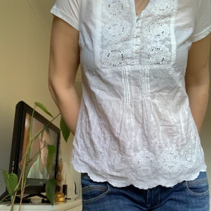 Söt vit topp s-l  - Ännu en fin topp jag säljer, passar de flesta storlekar! Jag står ej för frakten!💗