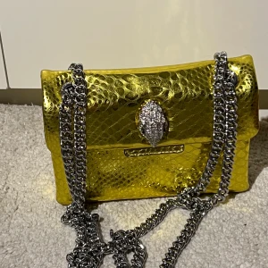 KURT GEIGER VÄSKA - Kurt Geiger väska i den lilla varianten, unik & trendig guldig färg. En av mina absolut favorit väskor till utgång!!! Nypris är 2000 kr☺️köp båda mina för 1200 kr istället för 1600 kr😇