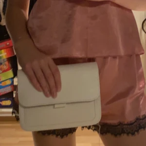 Väska - Säljer denna väskan då jag fick två stycken aldrig andvänd, lite knähög i botten men bara för den inte andvänts än! Kommer med justerbart axelremband!