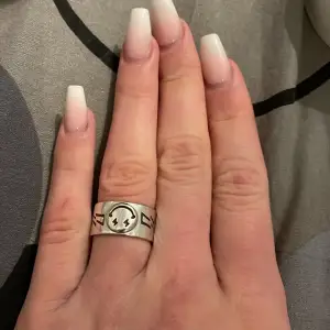 Smiley ring som inte kommer till användning. Rostfri silver 