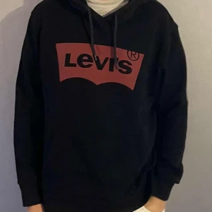 Levis Hoodie - Svart Levis Hoodie, storlek Xl men skulle säga att den sitter som en L