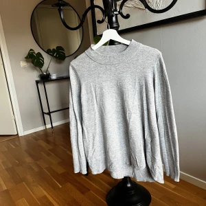 Grå polotröja - Långarmad polo tröja. Strl m/38