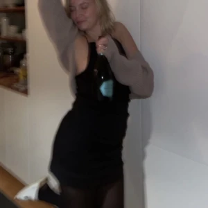 Zara klänning - Sjukt snygg kort-klänning från zara! Korsad i ryggen. Är en L, men jag brukar vanligtvis ha S/M. Perfekt till nyår 🥳 (2 bilden är lånad)