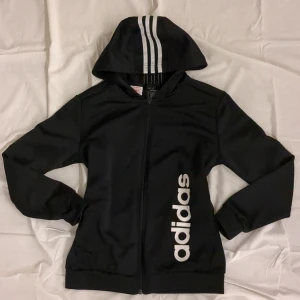 Adidas kofta - Säljer nu en till Adidas kofta då jag inte använder de längre. Väldigtbra skick!