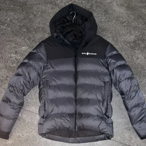 Sail Racing Jacka storkel M  - Sail racing vinterjacka, Köpt för liten och i super fint skick 