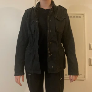 Kvalitets utility jacka  - Svart utility jacka från Blonde No.8. Många fickor och fina detaljer! Kragen med nitar/pärlor går att ta av och sätta på. Sparsamt använd så den är i väldigt fint skick. Köpt för 4000kr. 