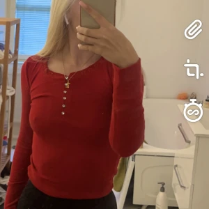 RÖD TOPP  - Säljer den här superfina vintage toppen som tyvärr har märket & storleken bortklippt! Strass & spets detaljer!❤️ jag är en 36a på toppar! ⭐️ INGA DEFEKTER!💕 så fint till ljusa elr mörka denim!