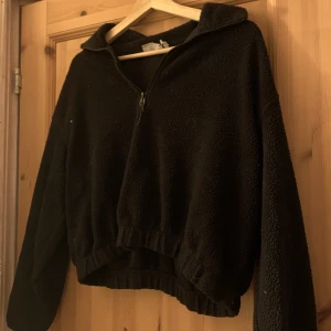 Fleece - Svart fleecetröja med zip från weekday