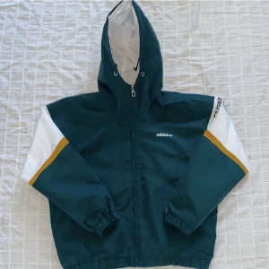 Adidas jacka - Säljer denna superfina adidasjacka åt min pojkvän då den tyvärr inte passade honom💚 Storlek M