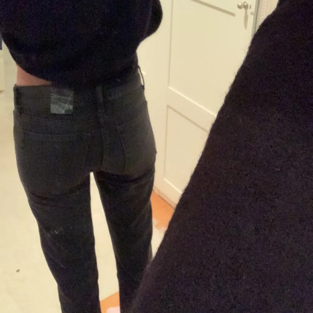 Ett par svarta/gråa jeans från J.Lindeberg som är helt oanvända och nya med lappen kvar🤩💕. Jeans & Byxor.