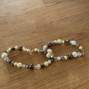 Fint pärlarmband  - Ett coolt handgjort armband som passar alla.✨ Det är blandade pärlor med ett lås. Armbandet kostar 50 kr plus frakt 29 kr.Du får även med en silvrig kedja med en liten nyckel-berlock när du beställer:)🗝 