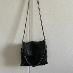 Väska - Säljer denna super snygga väska då den inte kommer till användning hos mig längre! Fint skick😊