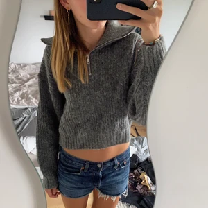 Stickad tröja - Superfin stickad tröja med zip-up från Gina tricot. Tror inte den finns att köpa längre! Köptes för 400kr. Betalning sker via swish🥰