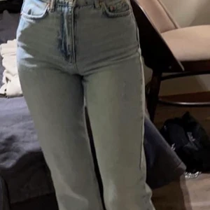 Jeans från Gina 💓 - Aldrig använda då de inte var min stil. Slits nere, passar en 32-34.  Säljer för 100kr❤️‍🔥 