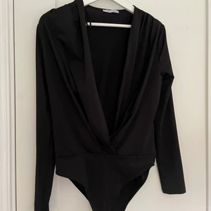 Zara svart body - Plagget är använd enstaka gånger, den har väldigt djup urringning och är i väldigt bra skick