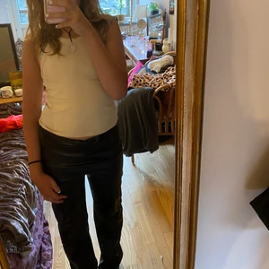 Svarta fake skinn byxor  - Säljer dessa skit snygga fake skinn byxor! Köparen står för frakt 