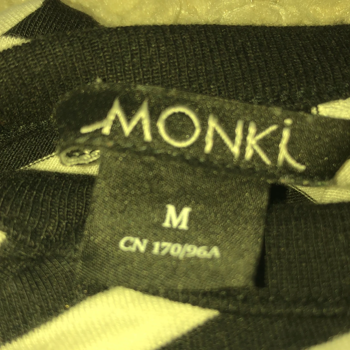 En svart randig tröja - 91