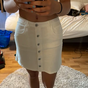 Vit kjol Kappahl  - Jättefin vit kjol från Kappahl i fint skick, säljer då jag aldrig använt den  Köpare står för frakt 