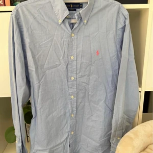 Ralph Lauren skjorta - Ralph Lauren skjorta Storlek M slim fit Använd ett par gånger men inte på flera år  Skjortan är ren behöva bara strykas  500 kr styck