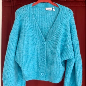 Weekday kofta - Använt typ 2 gånger. den är super duper skön både i material o passform, men glömmer att jag typ nästan aldrig har på mig färg 🫠🫠 så den har stått o dammat i garderoben ://