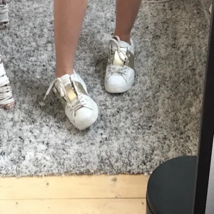 Valentino skor - Intressekoll på mina guldiga valentino skor! Lägger ut för att se vad jag kan få för dom💕