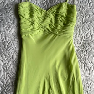 Långklänning  - Grön långklänning. Storlek S. Jag själv är 167cm lång och är då lagom i längden med ett par klackar till. 