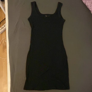 Kort, tajt men samtidigt Stretch i klänning - Jag har bara använt den en gång, den fram häver din kurvor, även jättesnyggt att ha på sommaren🤩