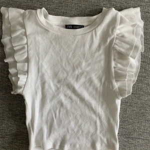 Zara topp - Vit zara topp med volanger på armarna. Aldrig kommit till användning. Köparen står för frakt. 