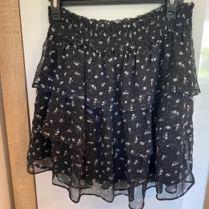 Volangkjol - Volangkjol ifrån hm i strl xs använd Max 5 ggr