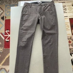 Dondup chinos size 32 - Chinos som aldrig blev använda