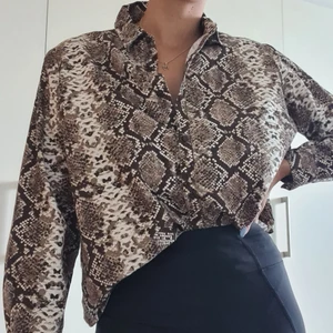 NA-KD Snake shirt - Size 40 but I wore it as an slightly oversized item (I'm a size 36/38) Almost never worn, in perfect condition.