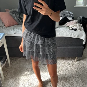 Kjol - Supersöt kjol från H&M! Säljer för 200kr + frakt. Storlek XS men resor i midjan så passar XS-M💞