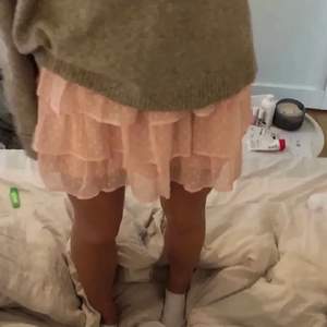 Super söt volang kjol från Lindex barnavdelning, storlek 152 men passar en Xs-s. Funkar lika bra som en topp🙌🏼 skriv privat för egna bilder 🦑