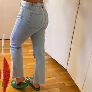 ”Kick flare jeans” från nakd Står 40 men skulle säga att den passar på en 34/36a Mer bootcut än flare som på bilden 💖💖