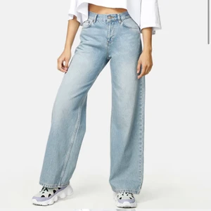 Jeans - Säljer dessa superfina jeans från Junkyard då jag ej använder dem längre! I använt skick. Köparen betalar för frakten och katt finns i hem 💗