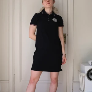 Klänning, Pelle P, M - Marinblå polokänning från Pelle P i storlek M. 95% bomull, 5% elastan. Modellen på bilden är 160 cm. Inköpspris 800 kr. 