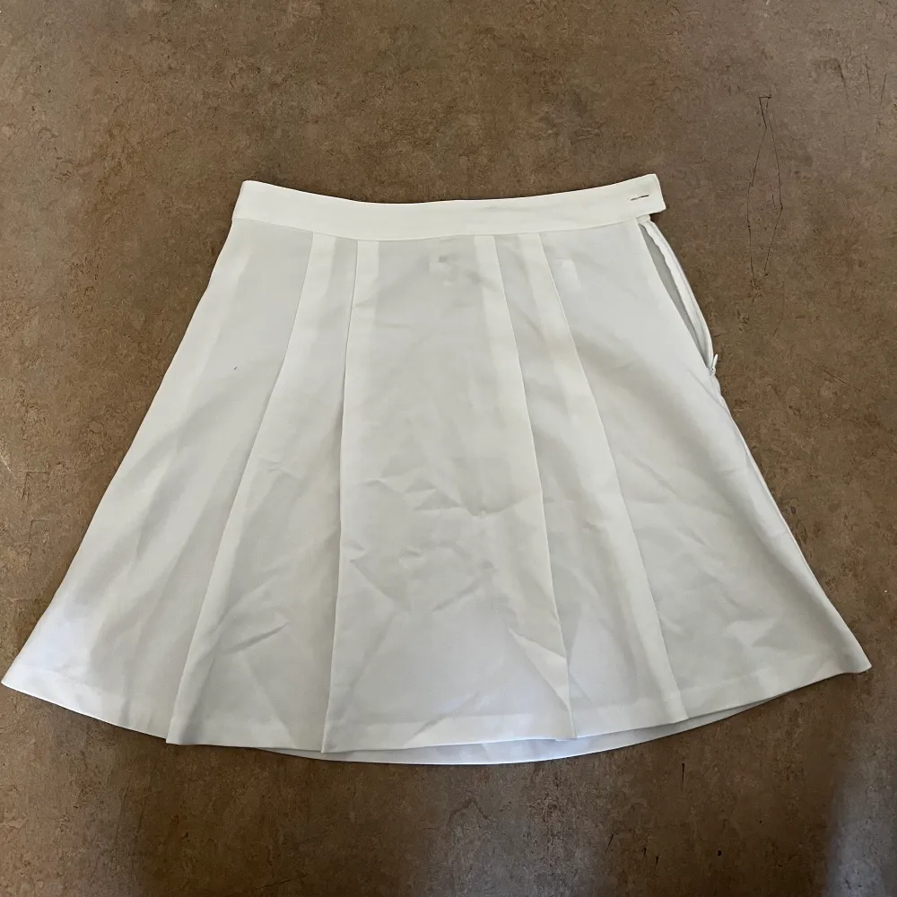 Vit tennis kjol från monki 🤍 säljer pga för liten, står storlek 38 men skulle säga 36. Den är lite genomskinlig så rekommenderar att ha ljusa underkläder :). Kjolar.