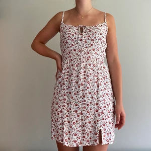 Somrig klänning - hollister  - (Tryck inte ”köp nu” skriv istället till oss) Somrig blommig klänning i en kortare modell. Aldrig använd. Frakten står du för själv💕