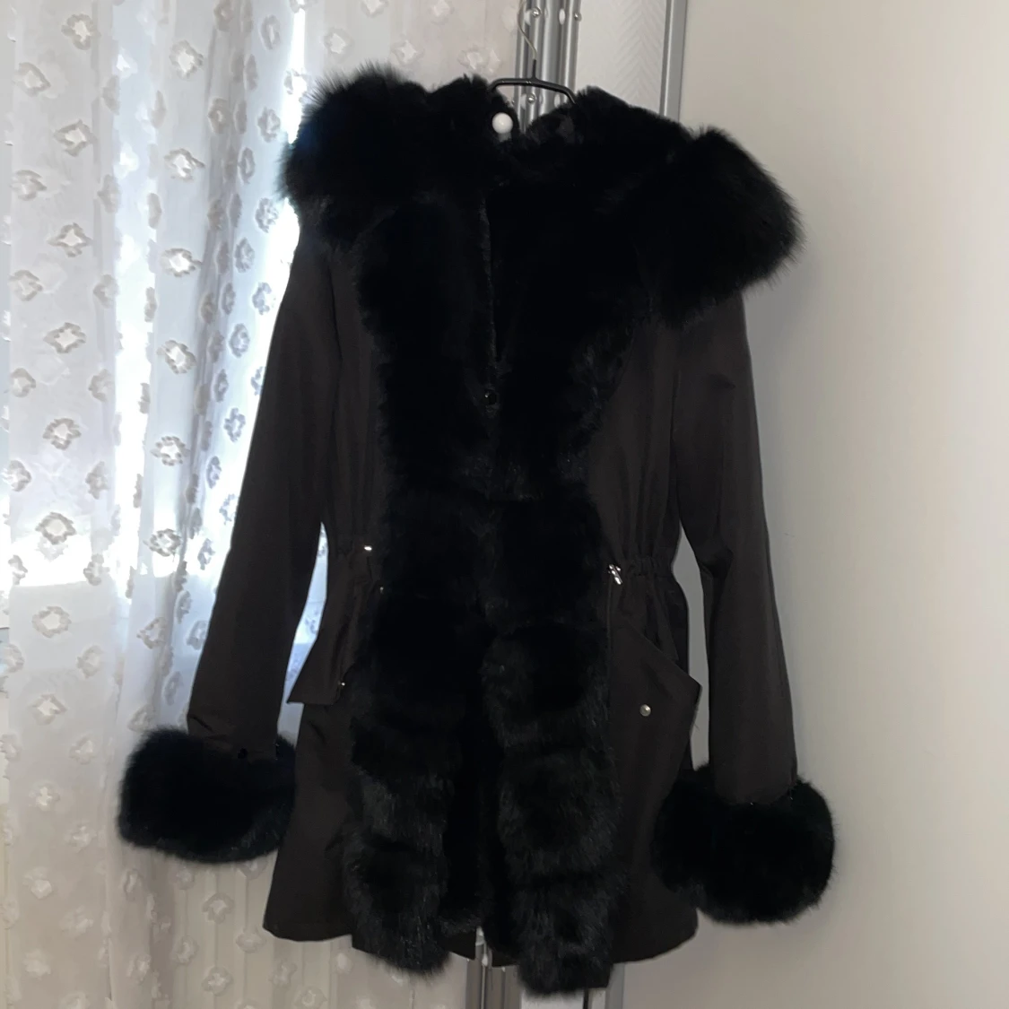 Svart pälsjacka, tvättbjörn krage hooded real fox flur - 90