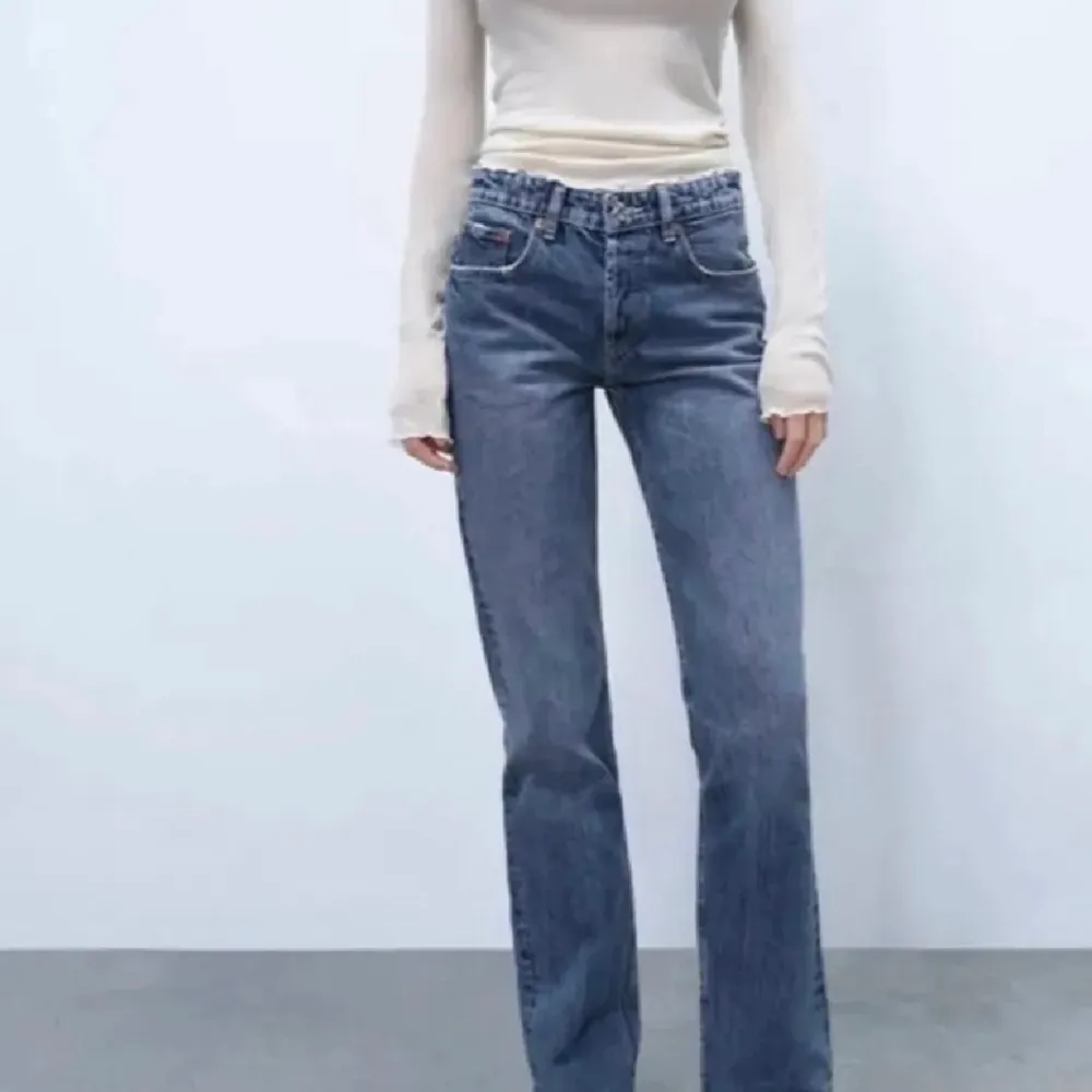 Kollar intresset på mina zara midrise jeans. Sparsamt andvända, skulle även kunna tänka mig byta mot storlek 36. . Jeans & Byxor.