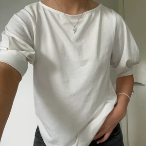 Vit blus  - Blus / t-shirt från h&m, endast provad, köparen står för frakten på 49kr 