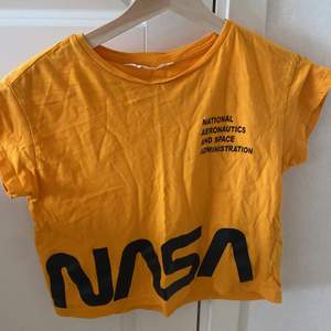 Orange nasa T-shirt i användt sick (inga fläckar eller så) 