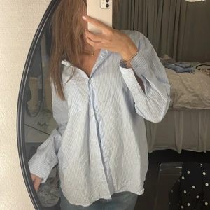 Skjorta  - Superfin blå och vit randig skjorta från hm 💕