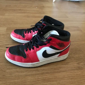 Air Jordan Mid Chicago Black Toe - Köpta här på Plick men är tyvärr för små för mig. Hon jag köpte dem av sa att dem är äkta men kan inte garantera något. Har ej kvar någon kartong.