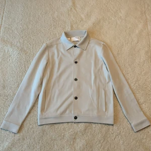 Selected Homme Overshirt - Använd 1 gång, inköpt förra året, skick 9/10, storlek S. Normal passform. Säljer pga att jag inte använder.